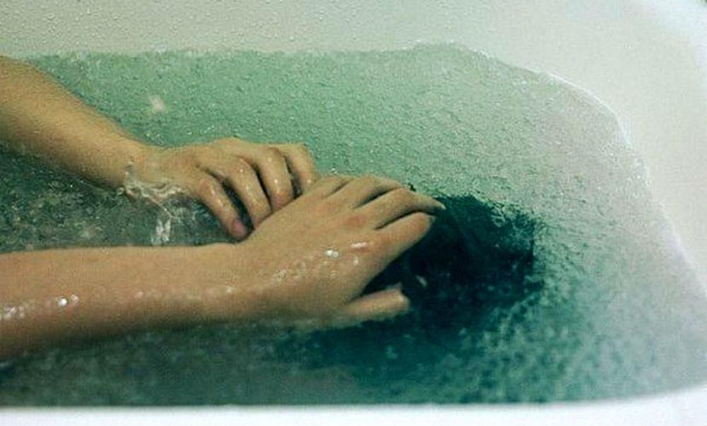 В Броварах женщина пыталась утопиться в ванной, но ее спасли полицейские