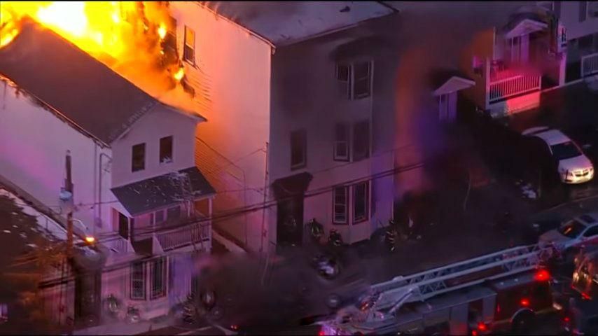 В США загорелись сразу три жилых дома: видео с места происшествия