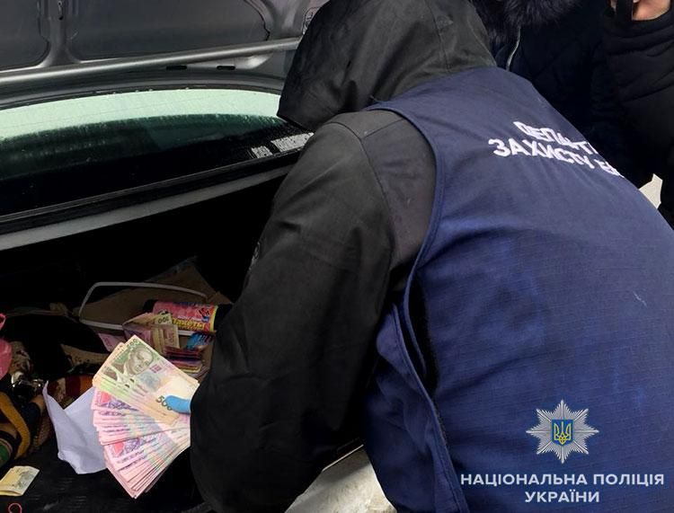 На Луганщині затримали чиновника з енергокомпанії на чималому хабарі На Луганщині затримали чиновника з енергокомпанії на чималому хабарі