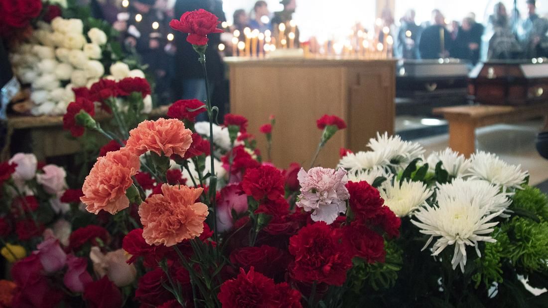 Пожар в Кемерово: похороны погибших в пожаре - видео и фото Пожар в Кемерово: похороны погибших в пожаре - видео и фото