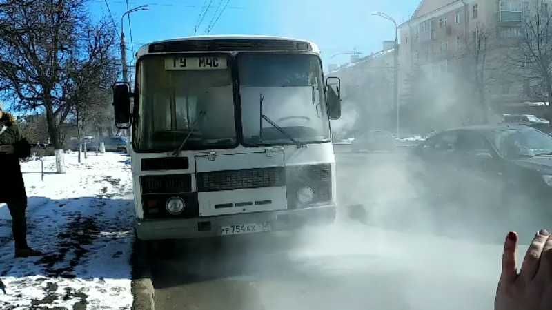 В России загорелся автобус с журналистами: появилось видео