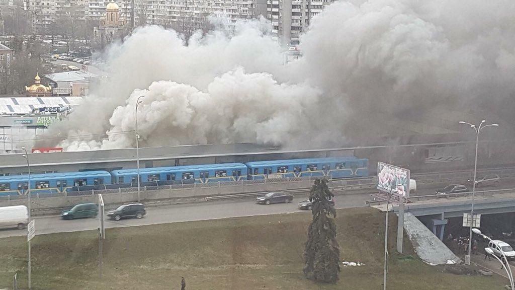 Пожар на станции "Левобережная": автомобиль переехал пожарный рукав и превратил его в фонтан
