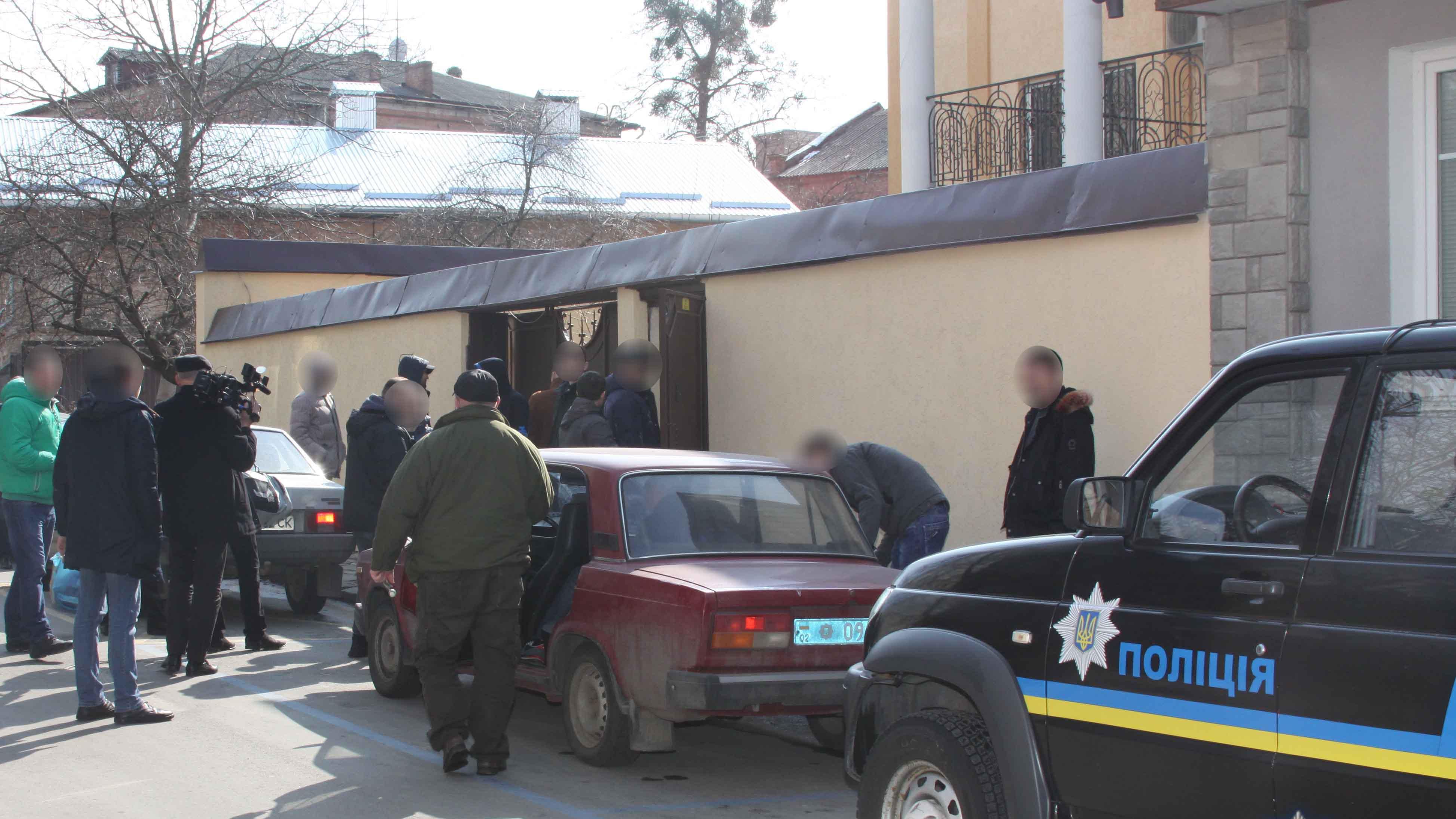 Невідомі викрадали та силоміць утримували людей у "реабілітаційному" центрі Вінниці
Невідомі викрадали та силоміць утримували людей у "реабілітаційному" центрі Вінниці