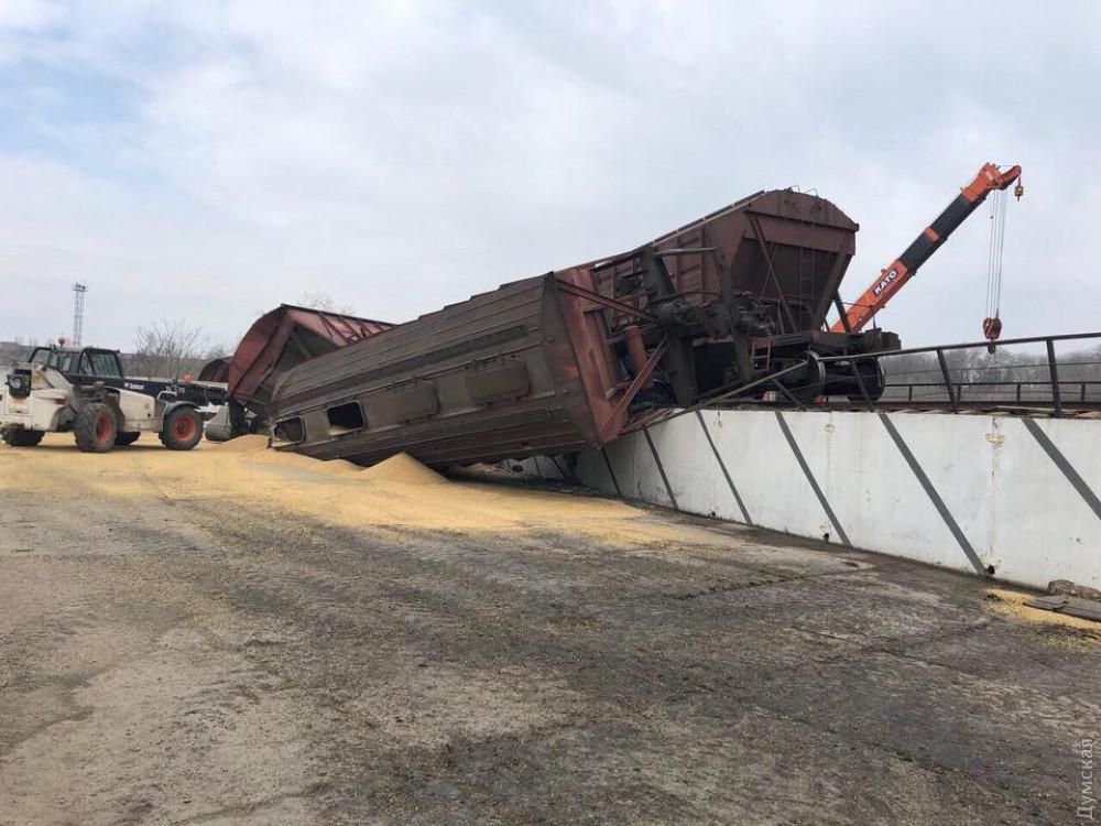 На Одещині перекинувся поїзд із зерном: з'явились фото з місця аварії
