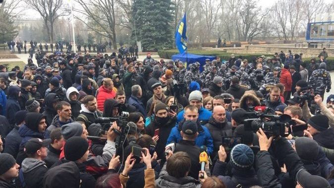 Масовий протест відбувається у Миколаєві проти Савченка: активісти зайшли до сесійної зали ОДА Масовий протест відбувається у Миколаєві проти Савченка: активісти зайшли до сесійної зали ОДА