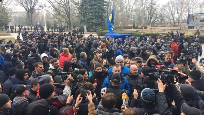 Масовий протест відбувається у Миколаєві проти Савченка: активісти зайшли до сесійної зали ОДА 