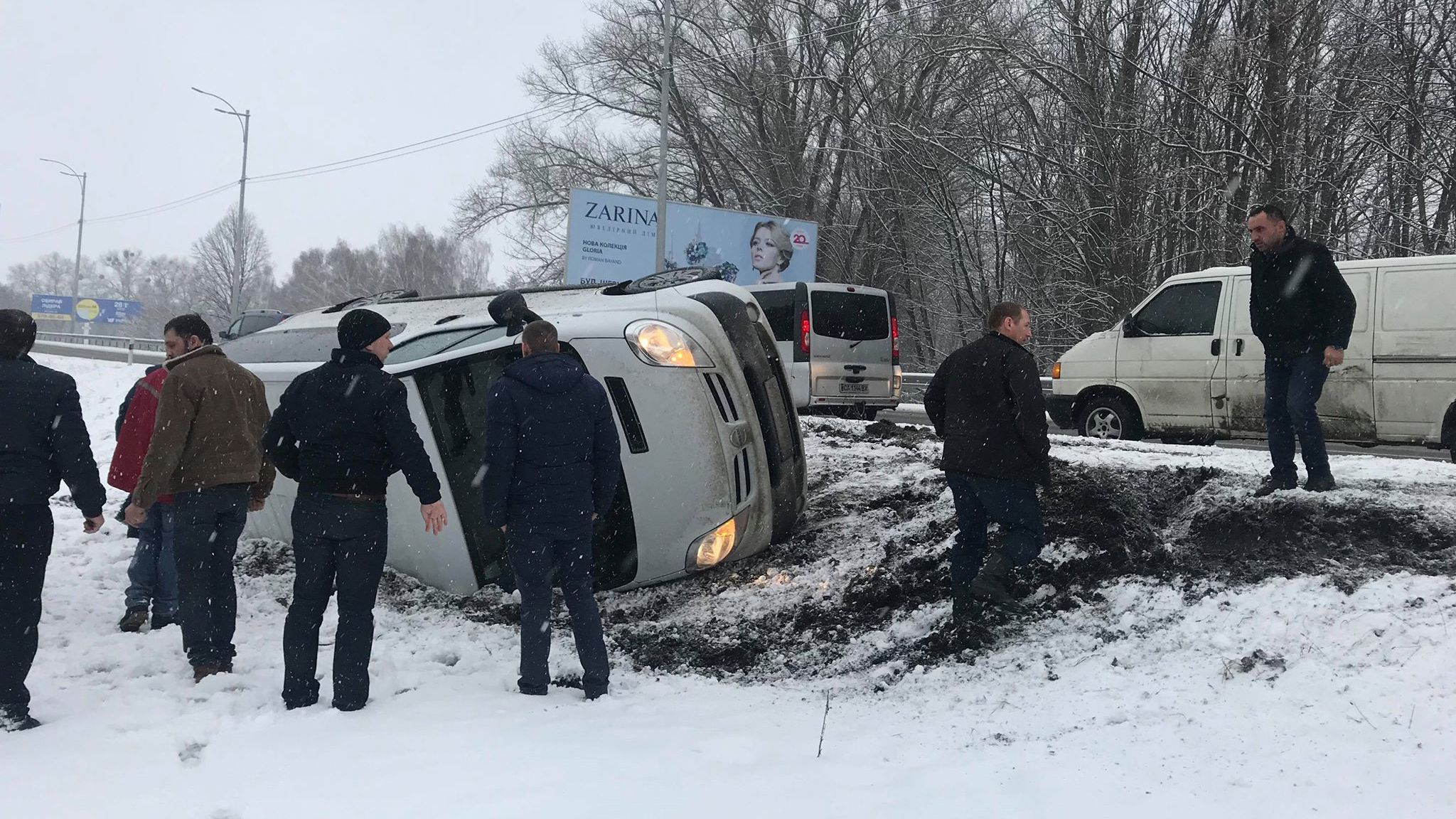 Поблизу Києва через ожеледицю перекинувся мікроавтобус: фото