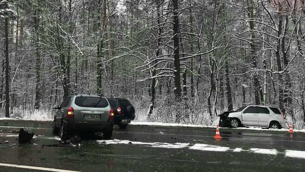 Під Києвом авто вилетіло на зустрічну смугу і врізалося в маршрутку: жахливі фото Під Києвом авто вилетіло на зустрічну смугу і врізалося в маршрутку: жахливі фото