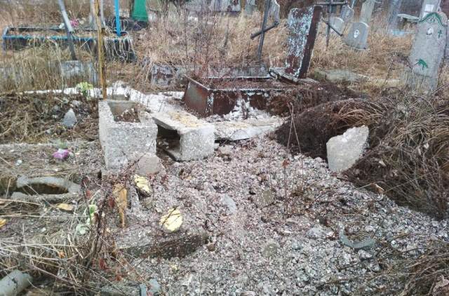 Проросійські бойовики задля провокації обстріляли кладовище: фото