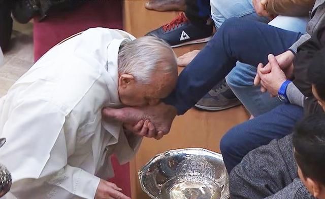 Папа Римский омыл ноги 12 заключенным: видео
