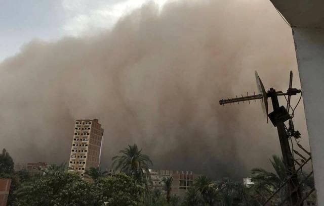 В Єгипті вирують потужні піщані бурі: фото і відео