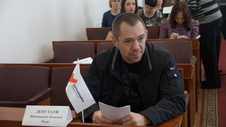 Депутат з матами накинувся на активіста через червоно-чорний прапор: відео Депутат з матами накинувся на активіста через червоно-чорний прапор: відео