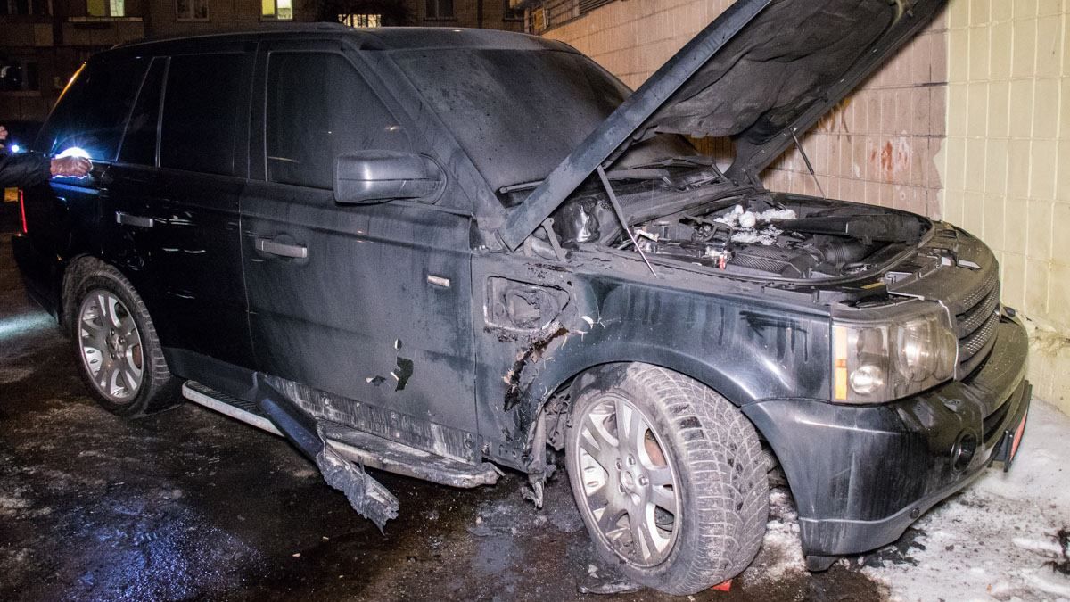 В Киеве произошел жуткий взрыв авто: владелец получил травмы ног