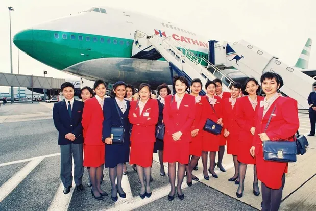 Стюардеси Cathay Pacific носили виключно спідниці з 1946 року Стюардеси Cathay Pacific носили виключно спідниці з 1946 року