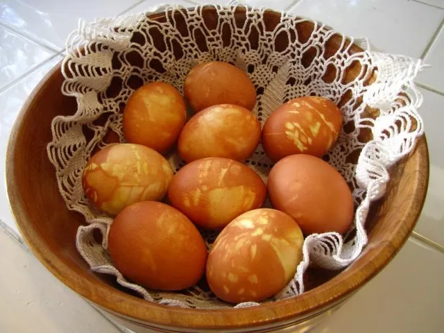 Як пофарбувати яйця цибулинням на Великдень 