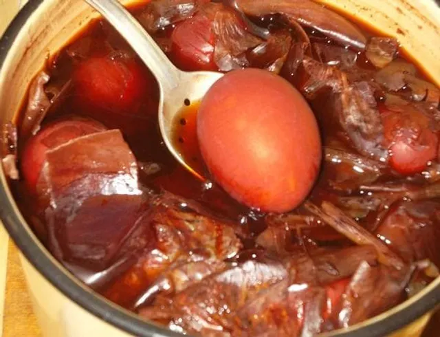 Як пофарбувати яйця цибулинням на Великдень Як пофарбувати яйця цибулинням на Великдень