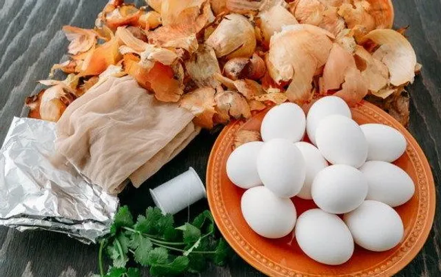 Як пофарбувати яйця цибулинням на Великдень Як пофарбувати яйця цибулинням на Великдень