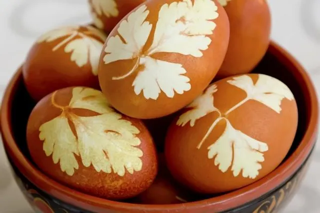 Як пофарбувати яйця цибулинням на Великдень Як пофарбувати яйця цибулинням на Великдень