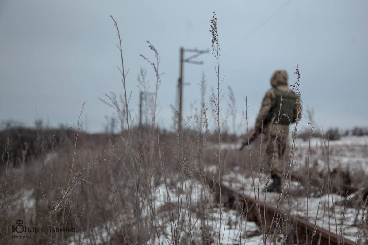 На Донбасі від ворожих куль загинув український воїн, ще трьох поранено
