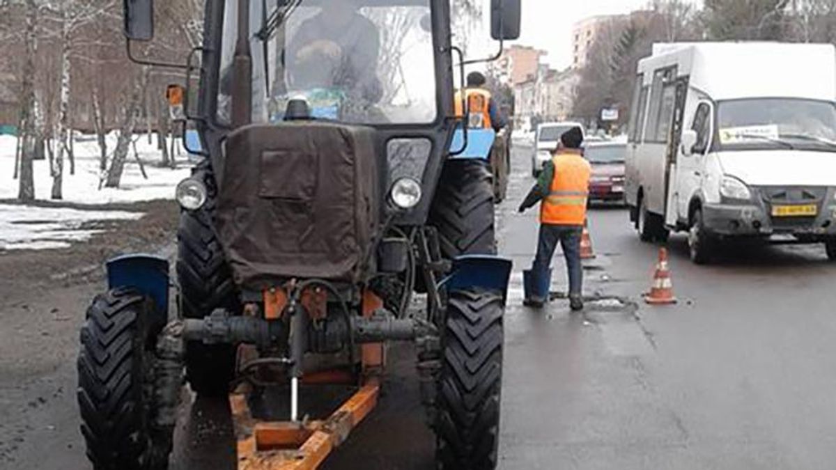 "Забили" ями: у мережі висміяли, як ремонтують дороги на Полтавщині (відео) "Забили" ями: у мережі висміяли, як ремонтують дороги на Полтавщині (відео)