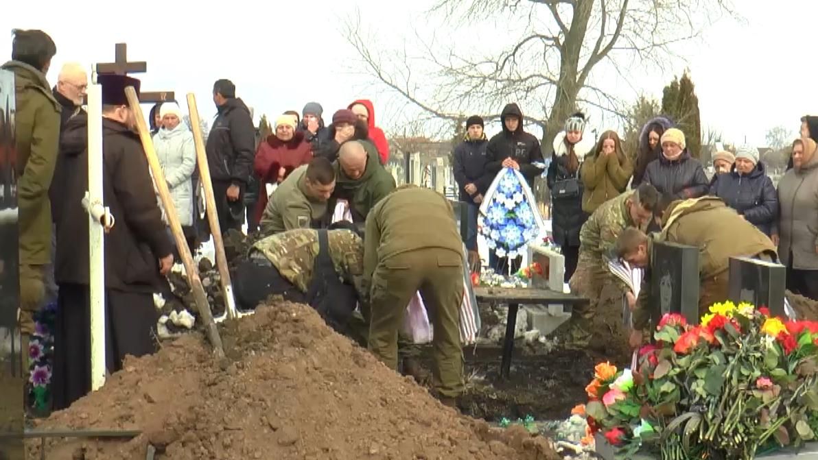 На Сумщині провели в останню путь 19-річного добровольця "Діллі"