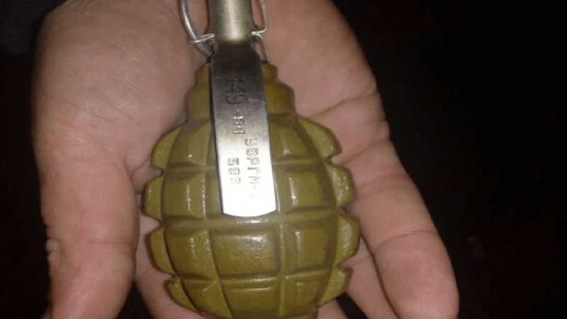 З бойовою гранатою і пістолетом п'яний чоловік чіплявся до людей у Києві: фото З бойовою гранатою і пістолетом п'яний чоловік чіплявся до людей у Києві: фото