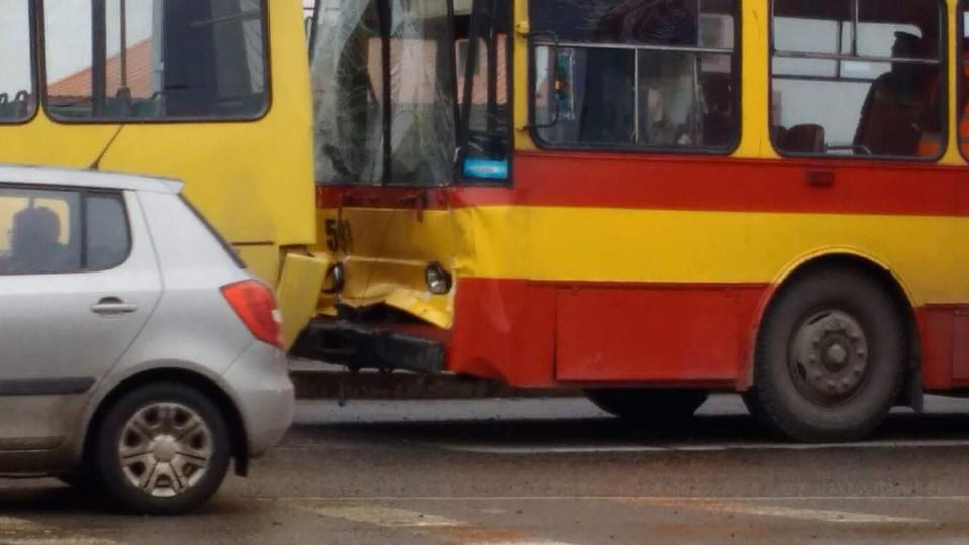 У Львові трапилась аварія за участі тролейбуса та маршрутки: є постраждалі