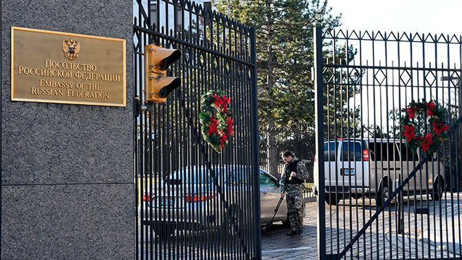 Выдворение российских дипломатов: первая группа уже покинула посольство в США
