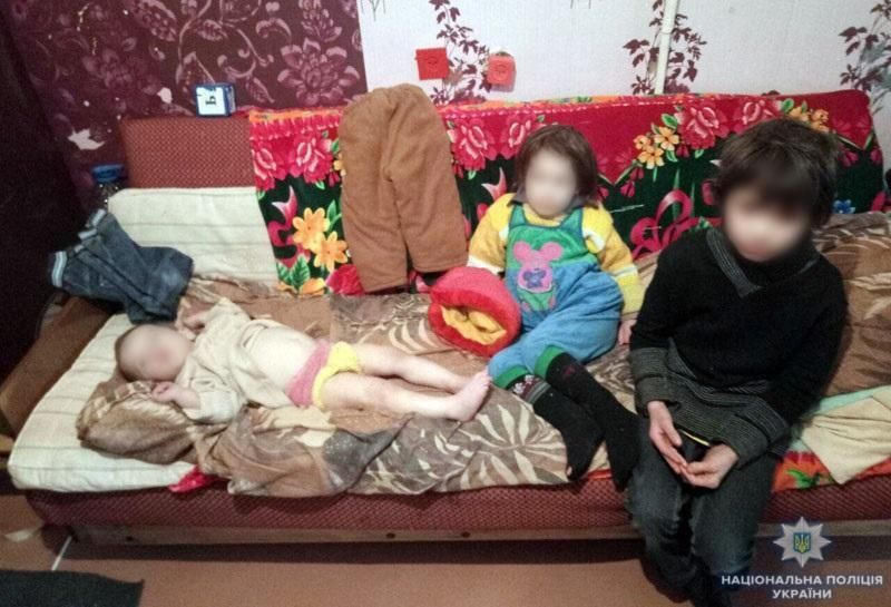 В Мариуполе мать закрыли детей одних в квартире на 3 суток