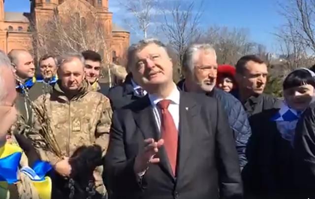 Порошенко відсвяткував Вербну неділю у Маріуполі: відео