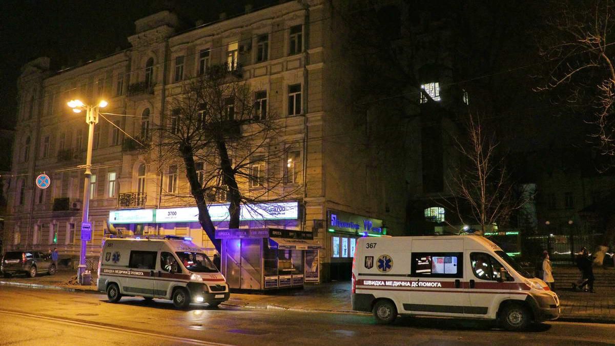 У центрі Києва з даху будинку впала дівчина У центрі Києва з даху будинку впала дівчина
