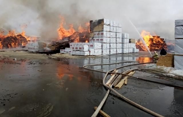 Новый масштабный пожар в России: вспыхнул деревообрабатывающий
