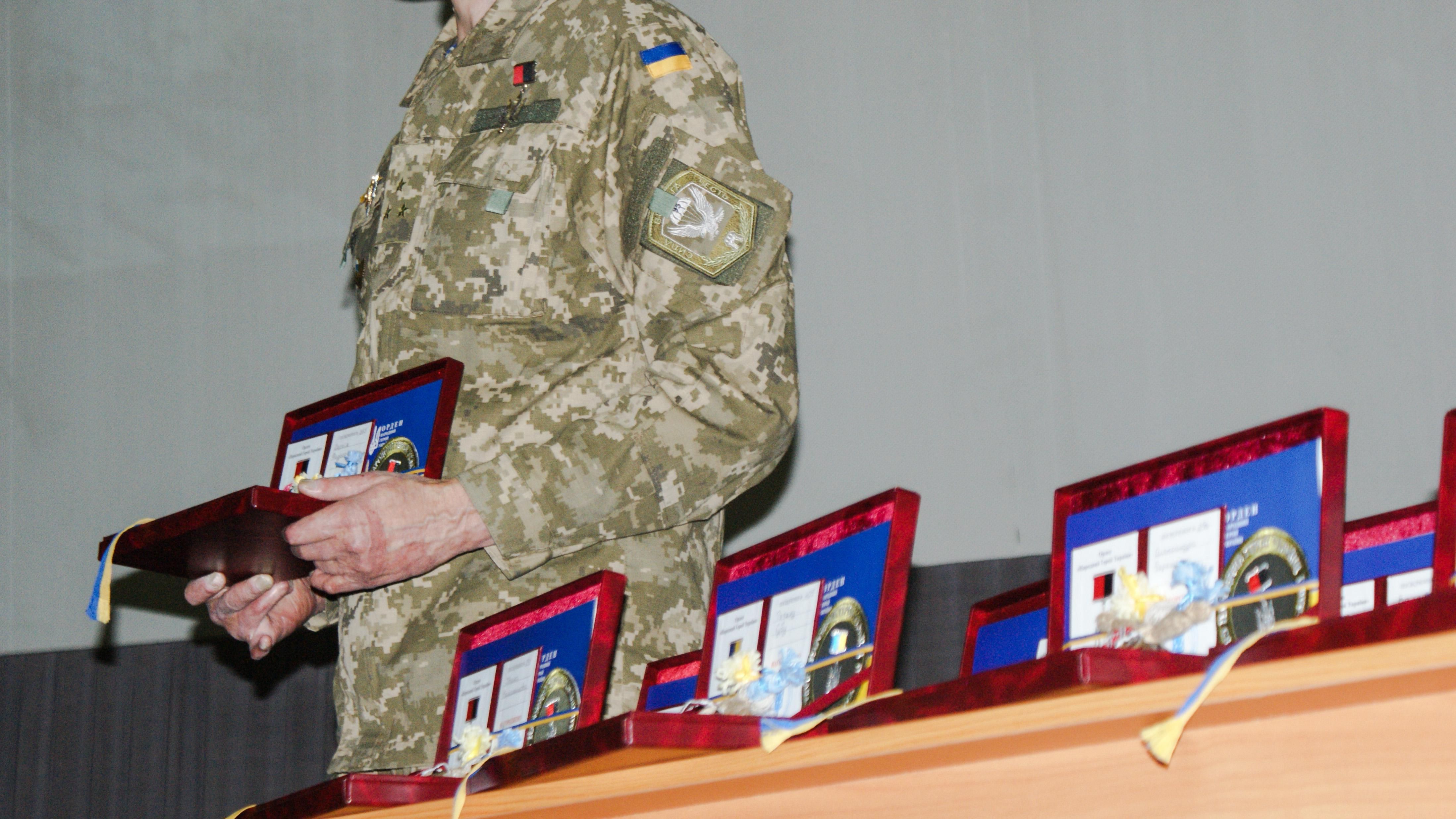 У Дніпрі бійцям та волонтерам вручили орден "Народний Герой України"