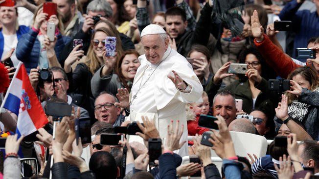 Папа Римський згадав про Україну у своєму великодньому зверненні Папа Римський згадав про Україну у своєму великодньому зверненні