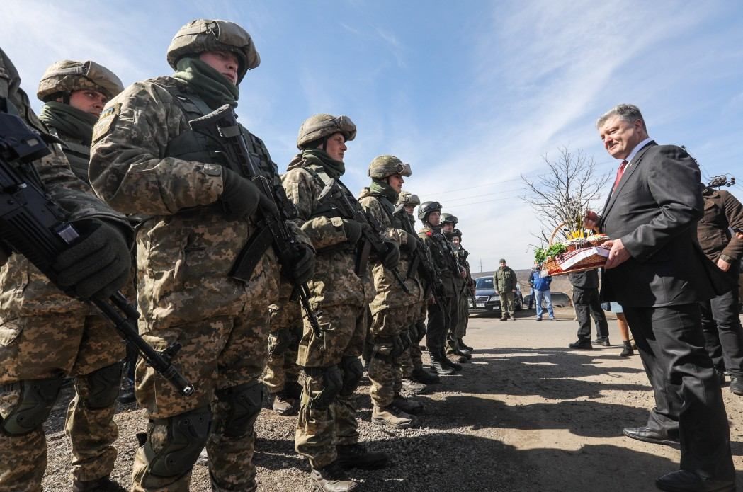 Порошенко передав українським військовим незвичний подарунок від дружини: фото