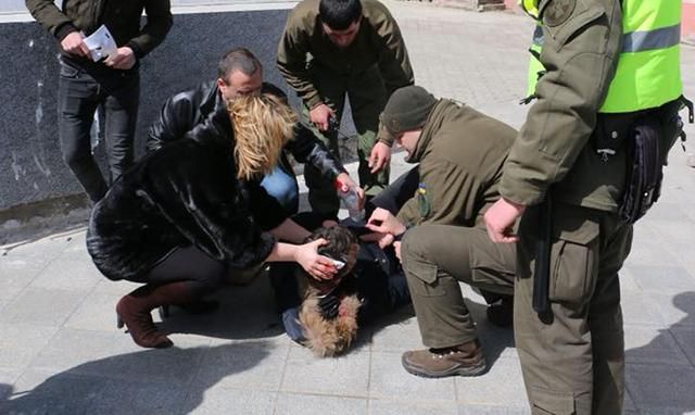 В Одессе на мужчину упал камень с фасада здания: фото В Одессе на мужчину упал камень с фасада здания: фото