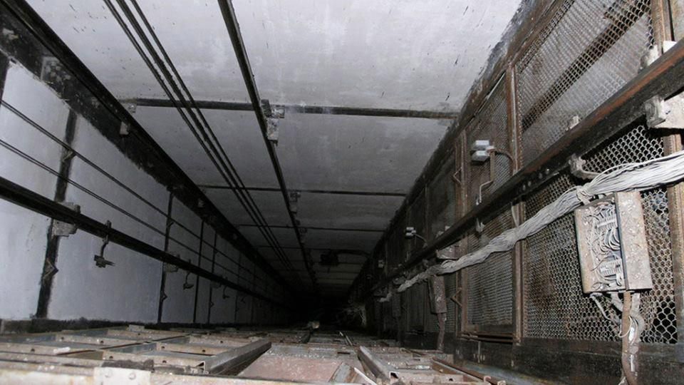 Ліфт з людиною впав з висоти у Києві Ліфт з людиною впав з висоти у Києві