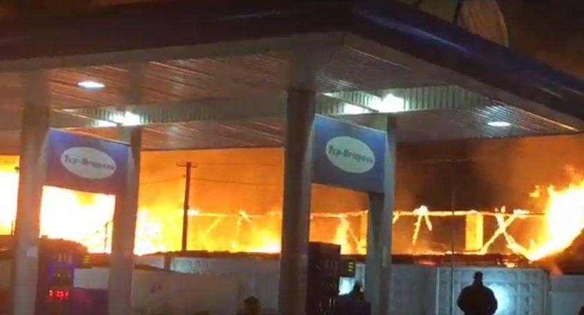В Одессе возле АЗС вспыхнул крупный пожар: видео