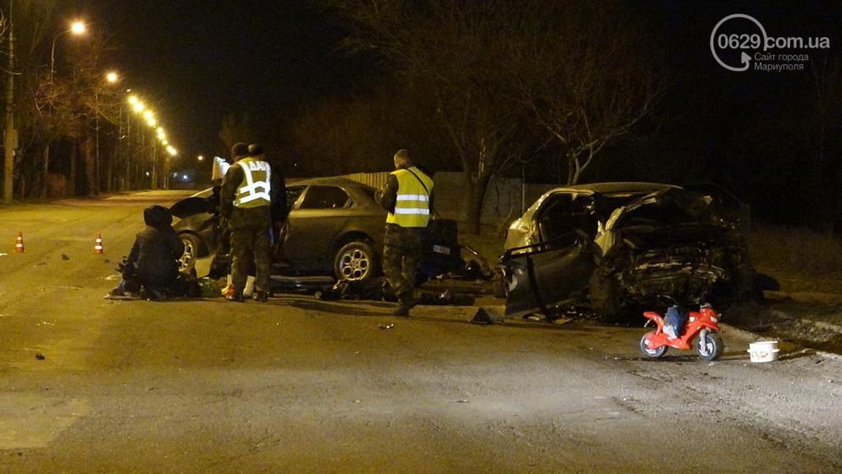 Смертельное ДТП в Мариуполе: трое мужчин погибли, женщина с ребенком в  больнице (фото 18+) - 24 Канал