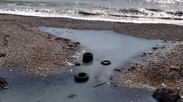 Туристичний сезон у Криму може і не розпочатись: фото екологічної катастрофи у Коктебелі Туристичний сезон у Криму може і не розпочатись: фото екологічної катастрофи у Коктебелі