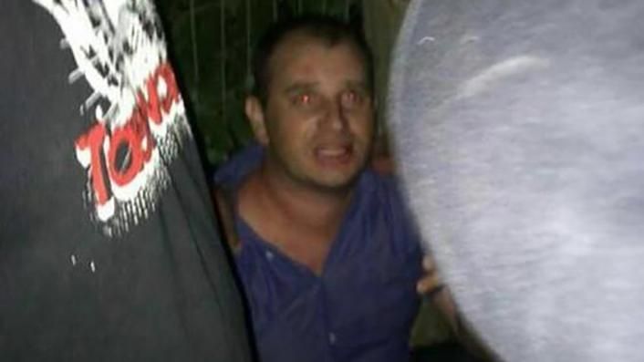 Зритель со шлемом напал на актера во время "Страстей Христовых": курьезное видео Зритель со шлемом напал на актера во время "Страстей Христовых": курьезное видео