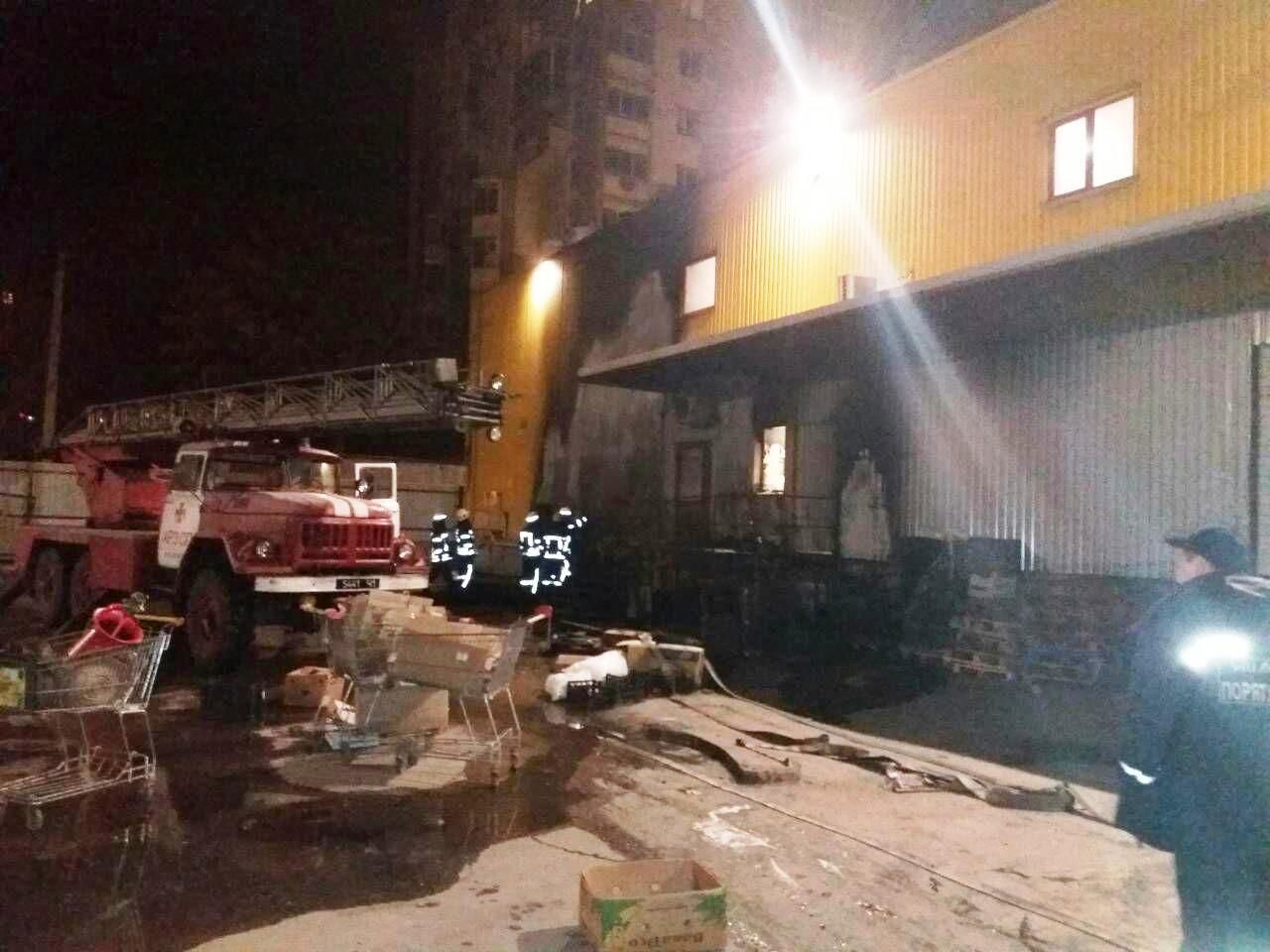 Ночью в Запорожье горел супермаркет, была возможность взрыва: фото
