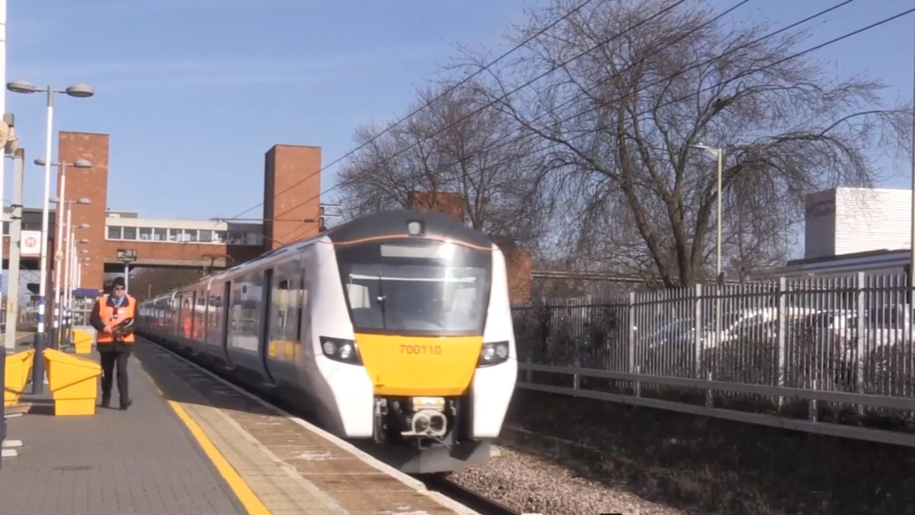 В Британии испытали "беспилотный" поезд В Британии испытали "беспилотный" поезд