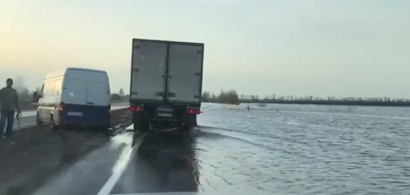 Траса з Києва до Харкова перетворилася на річку: приголомшливі відео Траса з Києва до Харкова перетворилася на річку: приголомшливі відео