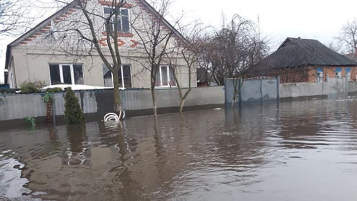 На Сумщине полиция пересела на лодки из-за подтопленной части города: фотофакт