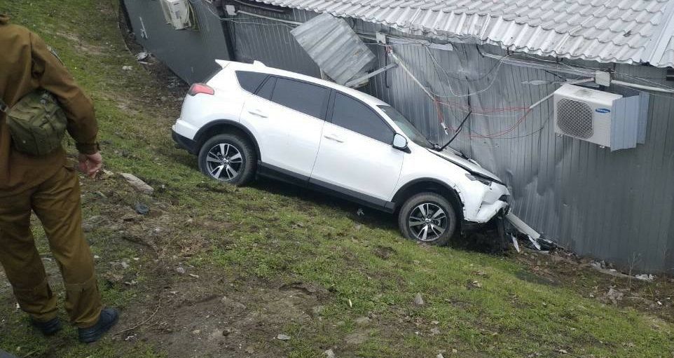У Києві авто вилетіло з дороги та врізалося у МАФ