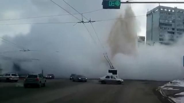 Нулевая видимость: в Кемерово прорвало трубу с горячей водой