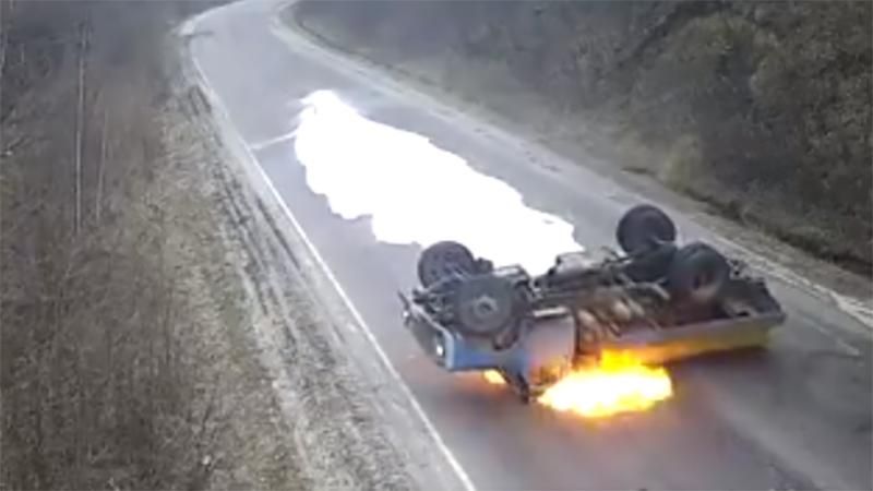 На волоске от смерти: водитель молоковоза чудом выжил после страшной аварии На волоске от смерти: водитель молоковоза чудом выжил после страшной аварии