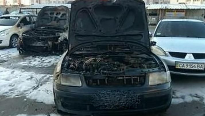 У Києві сталася масштабна пожежа, згоріло 5 авто: фото