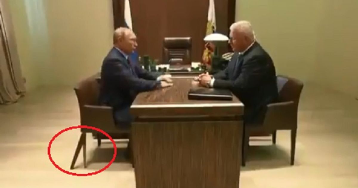 З Путіним трапився незвичний інцидент під час зустрічі: курйозне відео З Путіним трапився незвичний інцидент під час зустрічі: курйозне відео